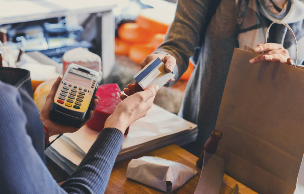 woman handing credit card to chasier